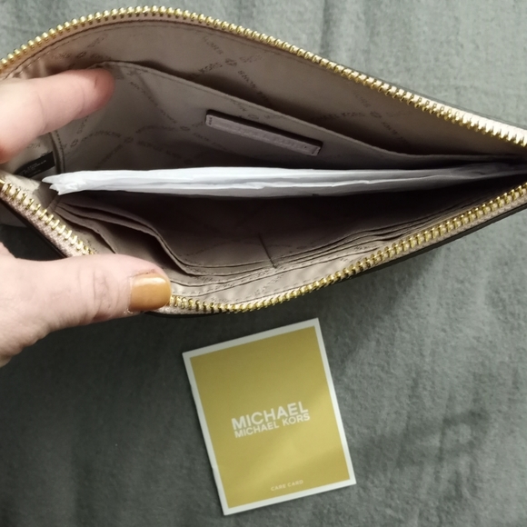 Michael Kors- large zipper clutch wristlet leather - Picture 2 of 4